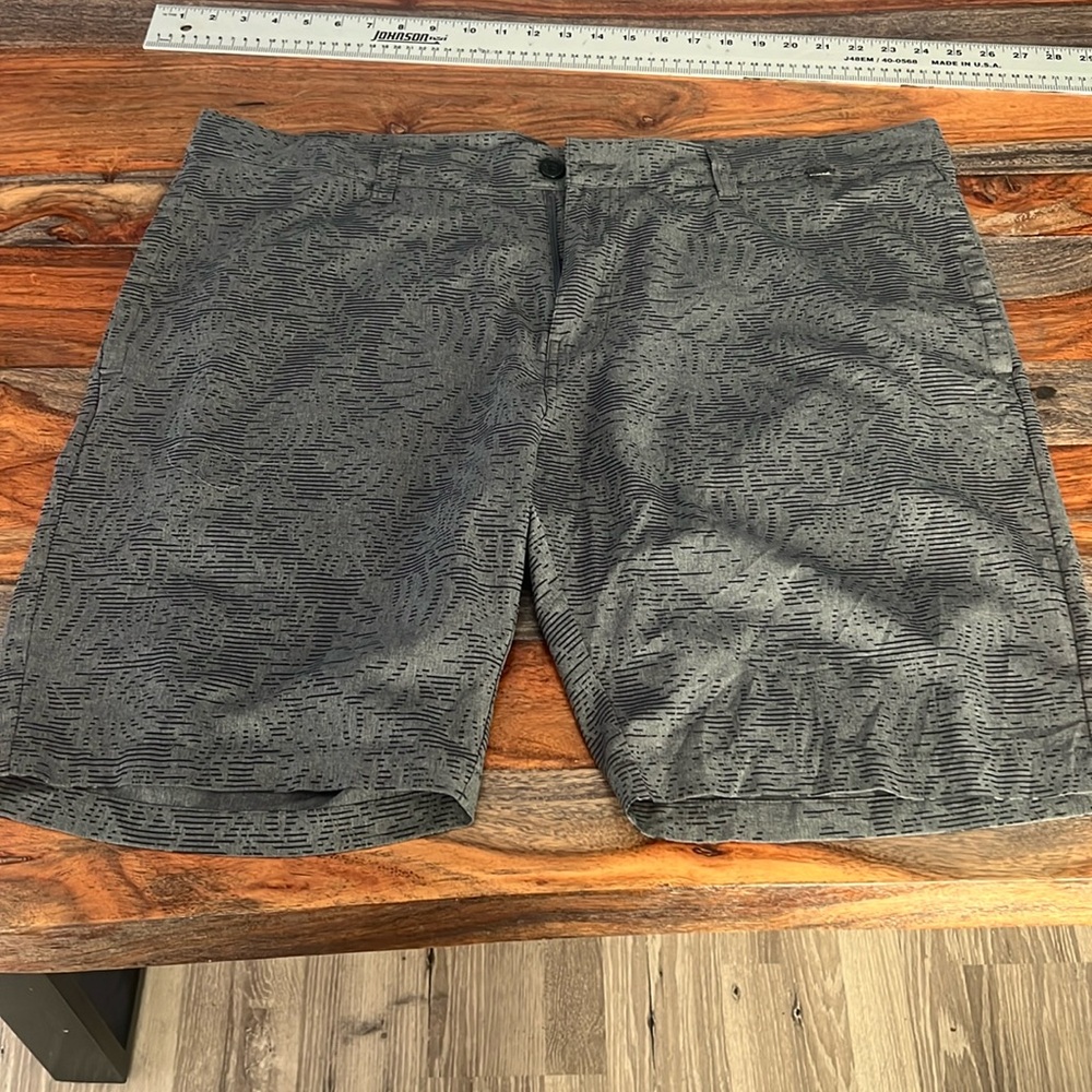 Travis Matthew men’s grey golf shorts 42
